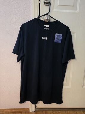 New Lg. Men's Navy Seattle Seahaws T-shirt